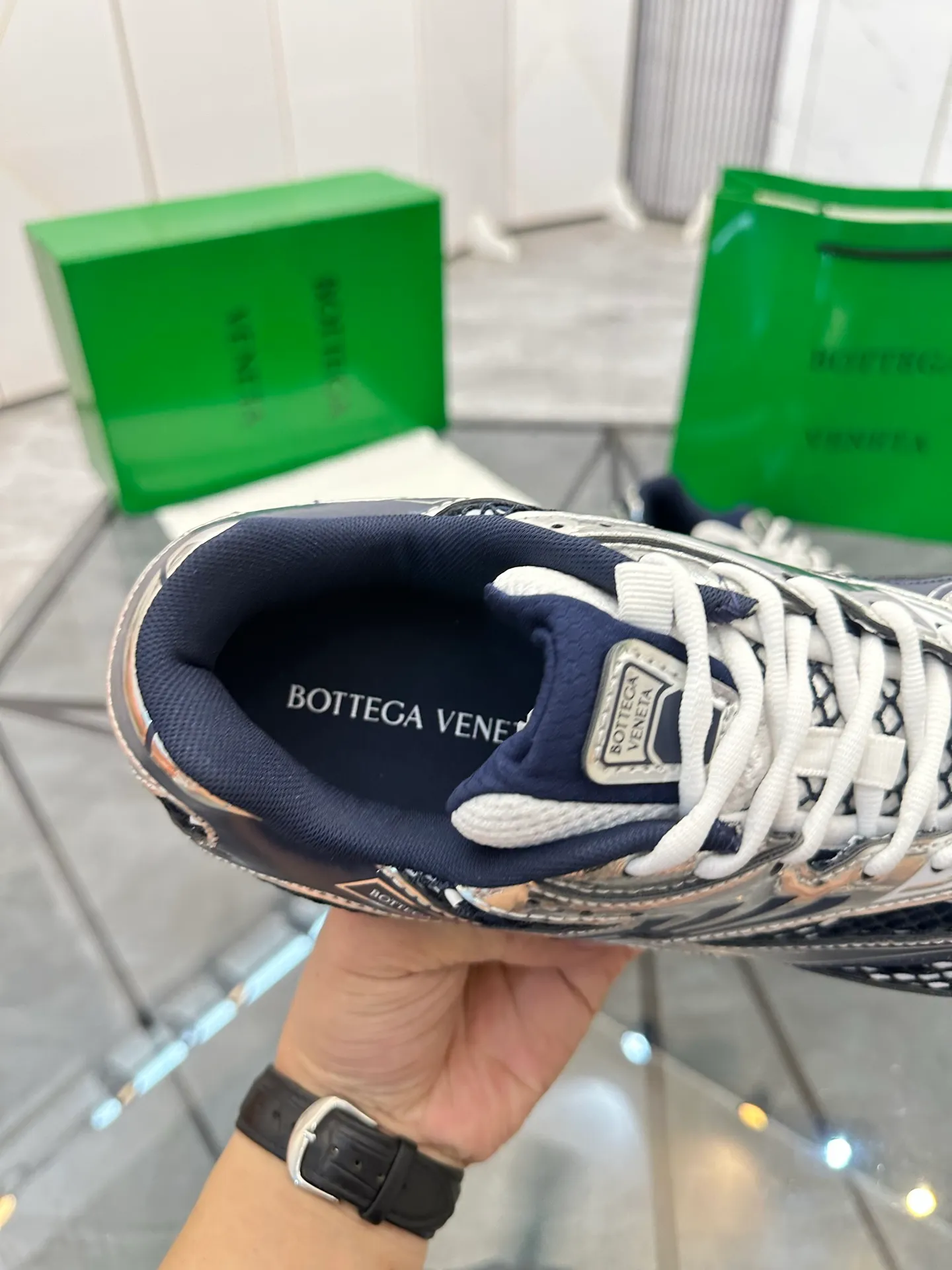 Factory men's shoes 💰: 620💰 (top version) BV Orbit sneakers Wang Yibo's same style couple's dad shoes Runner sneakers, made of lightweight technical mesh fabric. Matched with geometric pattern designed rubber outsole Wang Zha series high version Look for the package craftsmanship The actual height is much higher, but the legs are still slim. Very nice and playable and durable Matching to the standard 💯 Package shoe technology Look for the high version The outsole is made of color-blocked TPU outsole Women's model 35 36 37 38 39 40 41 (40 41 customized) Men's model 38 39 40 41 42 43 44 45. (Customized size 38 45.46) No. H345